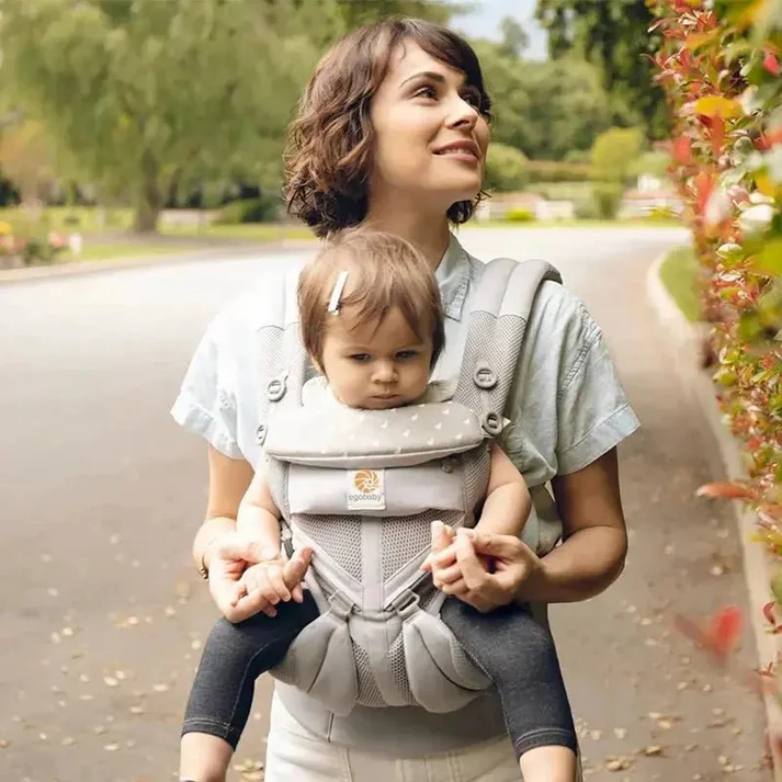 Le porte bébé mei tai : tradition et confort au service des parents