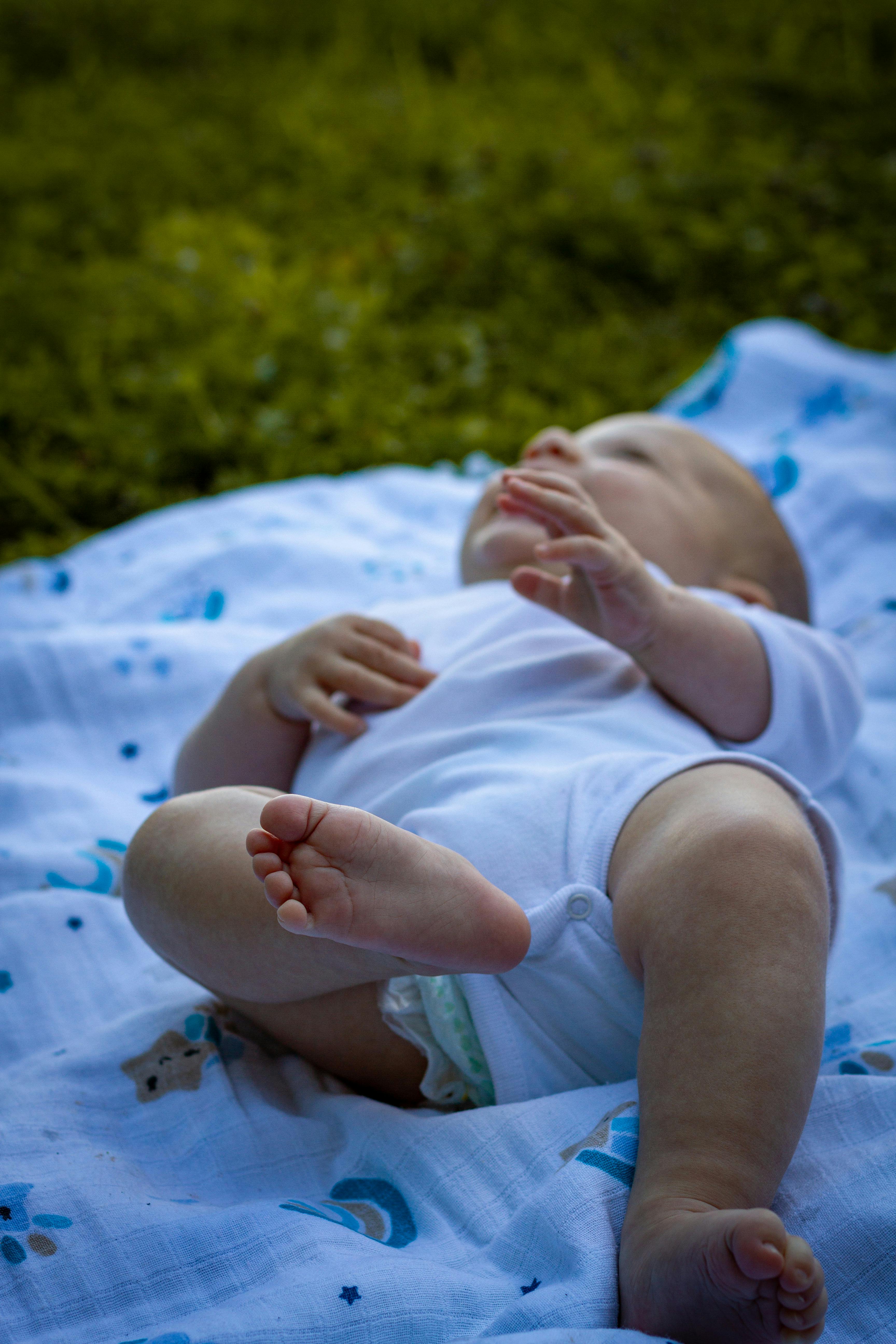 Pourquoi utiliser une couverture emmaillotage bébé dès la naissance ?